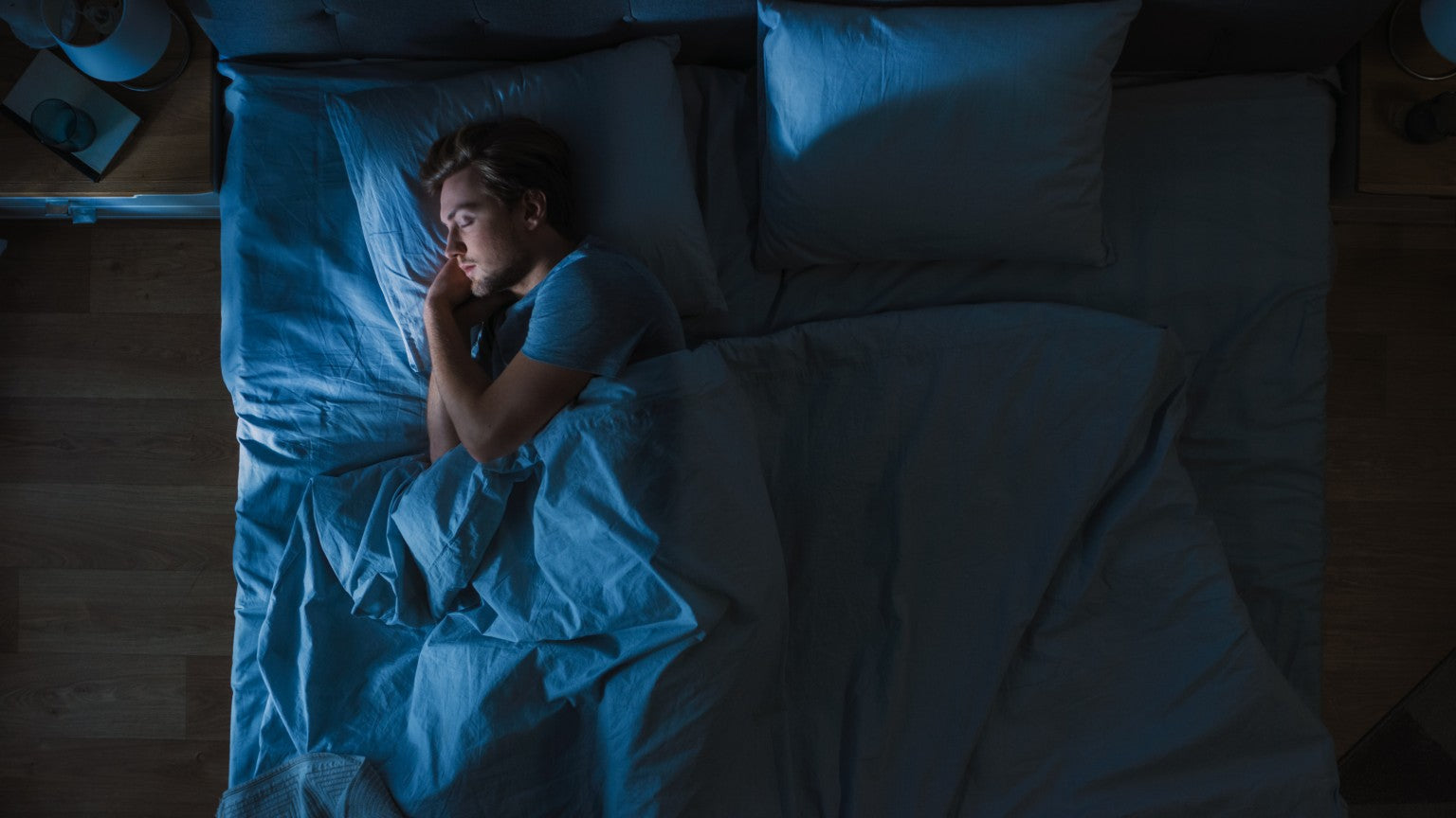 man slaapt in bed