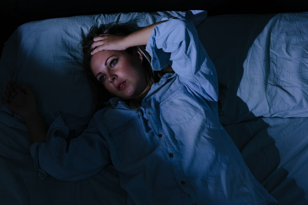 vrouw ligt wakker op bed