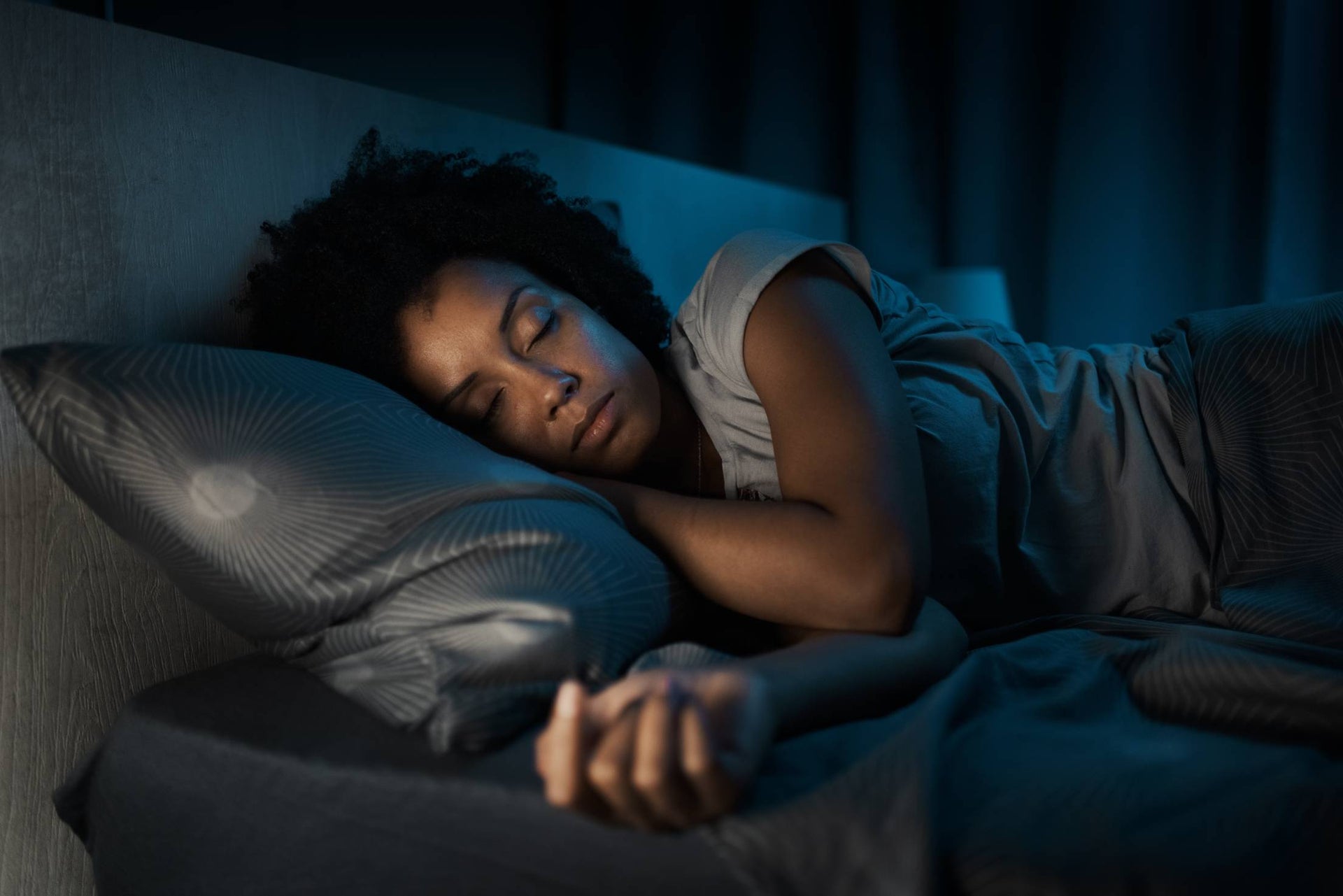 vrouw op bed slapend