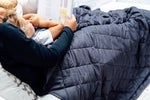 novaline weighted blanket 140x220 gray mother reads to children closeup 1.JPG