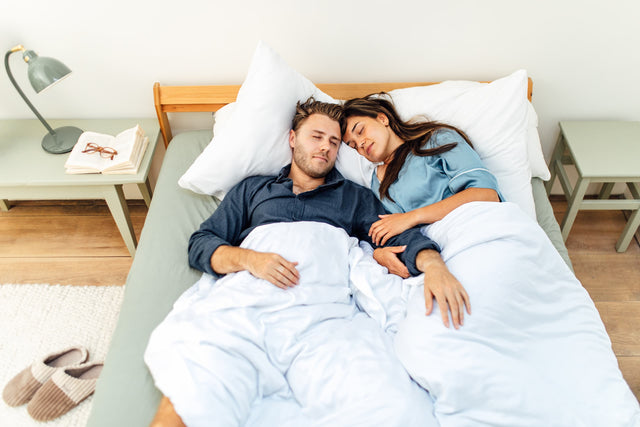 Novaline weighted blanket 240x220 bamboo white couple sleeping