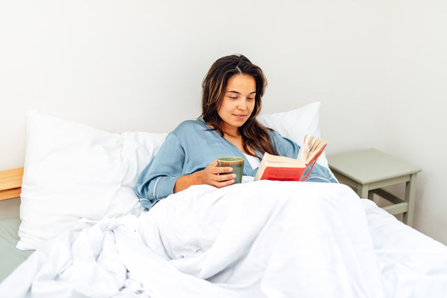 Novaline weighted blanket 240x220 bamboo white woman reading