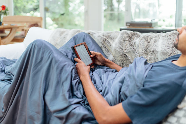 Novaline weighted blanket with blue bamboo cover, man reading