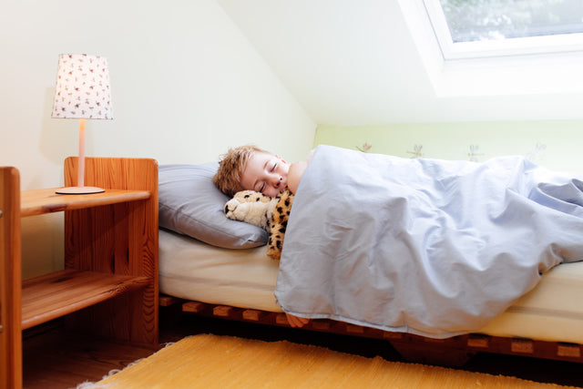 Novaline Gewichtsdecke mit Baumwollbezug blau Kind schläft mit Kuscheltier