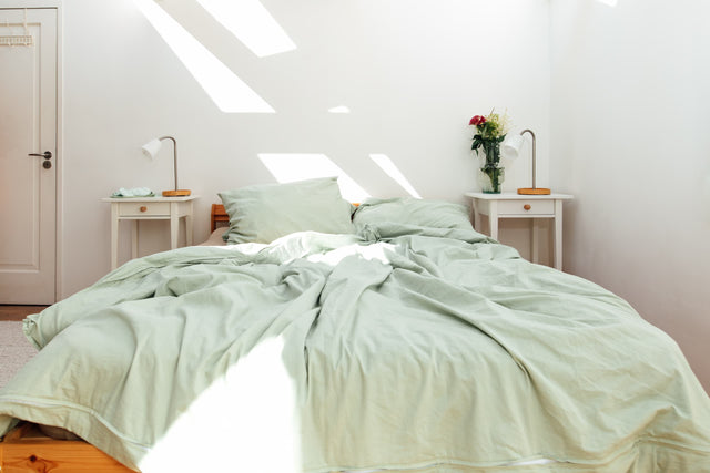 Novaline Gewichtsdecke mit Baumwollbezug grün Bett ungemacht