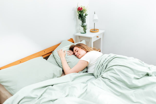 Novaline weighted blanket with cotton cover, green, woman sleeping